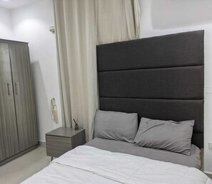 2 bedrooms, iron/ironing board, free WiFi, bed sheets - 2 Bedroom En-Suite, Wi-Fi, Secured, 24/7 Power (Lekki)