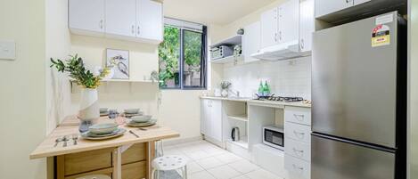 Frigorífico, microondas, horno y placa de cocina