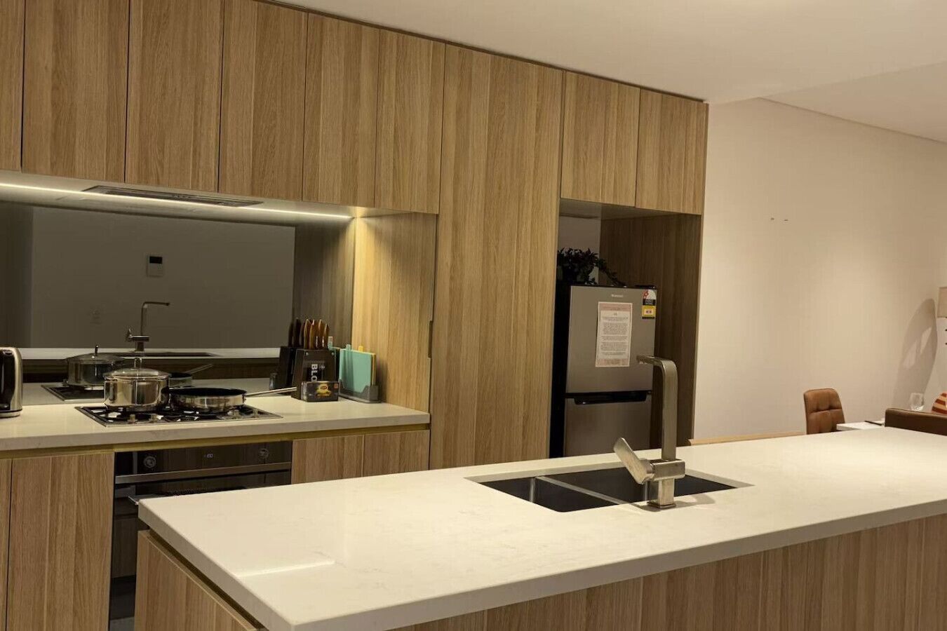 Jääkaappi, mikroaaltouuni, uuni, astianpesukone