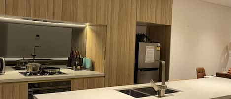 Jääkaappi, mikroaaltouuni, uuni, astianpesukone