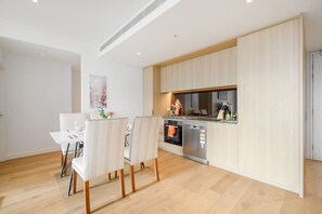 Frigorifero, forno, lavastoviglie, tavolo da pranzo