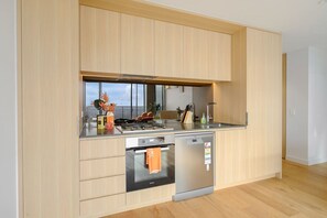 Geladeira, fogão, lava-louças, mesas de jantar