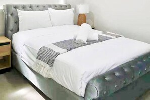 Tabla de planchar con plancha, wifi, ropa de cama