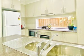 Frigorífico, microondas, horno y placa de cocina