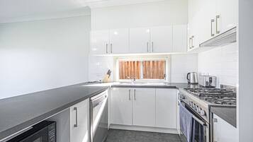 Frigorífico, microondas, horno y placa de cocina