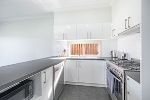 Frigorífic, microones, forn i placa de cuina 