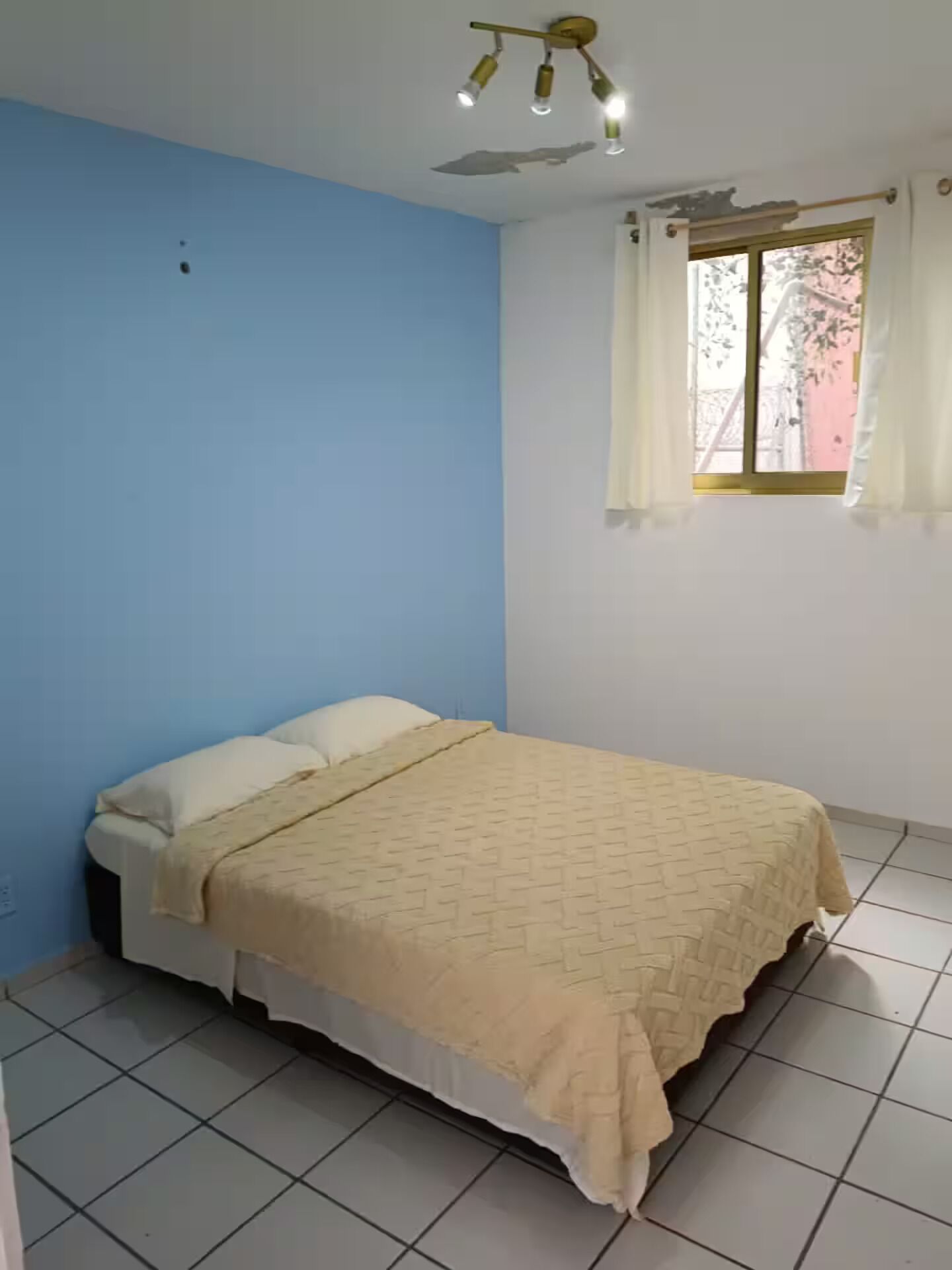 1 soverom, skrivebord, strykejern/-brett og wi-fi (inkludert)