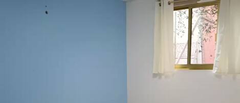 1 soverom, skrivebord, strykejern/-brett og wi-fi (inkludert)