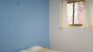 1 habitación, escritorio, tabla de planchar con plancha y wifi gratis