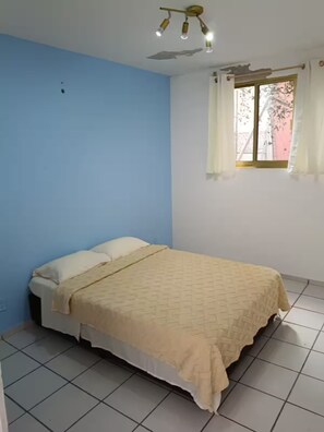 1 habitación, escritorio, tabla de planchar con plancha y wifi gratis 