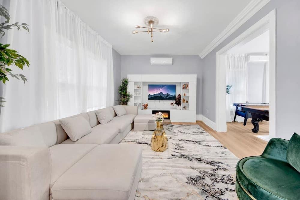 Luxury 3BR Family Home Game Room Parking