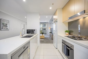 Frigorifero, microonde, forno, piano cottura