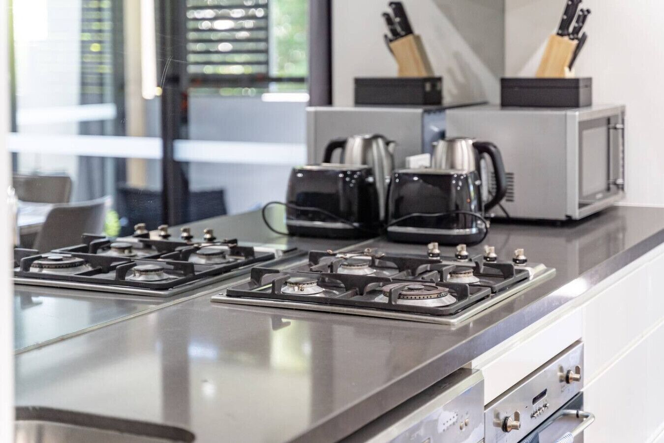 Frigorífico, microondas, horno y lavavajillas