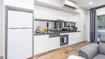 Kylskåp, mikrovågsugn, ugn och diskmaskin