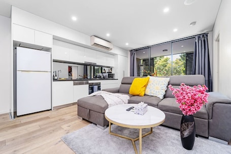TV. Waterloo 2Br Modern Apartment Nature Park