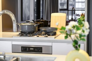 Fridge, microwave, oven, stovetop - CBD sweet 3Br ChinaTown/ICC & parking & Firework (Haymarket)