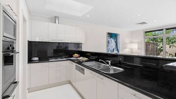 Kjøleskap, mikrobølgeovn, ovn og kokeplater