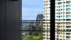 A view of a cityscape with a prominent bridge and high-rise buildings. - Waterfront CBD luxury 1Br with best view (Barangaroo)