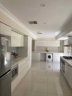 Private kitchen - Baulkham HIlls near Woolworths  4Br with pool (Baulkham Hills)