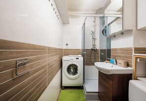 Shower, hair dryer, towels - Solec Powiśle Homely Apartment (Warszawa)