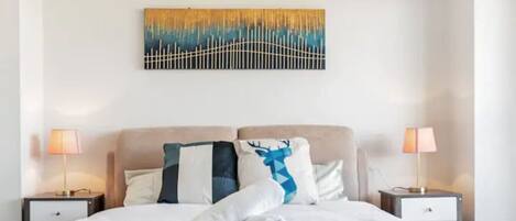 Tabla de planchar con plancha, wifi, ropa de cama