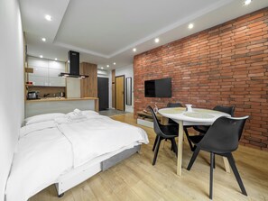 1 habitación, tabla de planchar con plancha, wifi y ropa de cama 