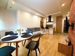 Un espacio moderno para vivir con comedor, cocina y zona de estar.