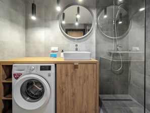 Een douche, een haardroger, handdoeken