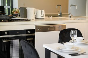 Een koelkast, een microgolfoven, een oven, een kookplaat