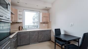 Een koelkast, een magnetron, een oven, een kookplaat