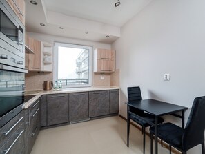 Een koelkast, een magnetron, een oven, een kookplaat