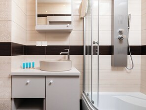 Dusch, hårtork och handdukar