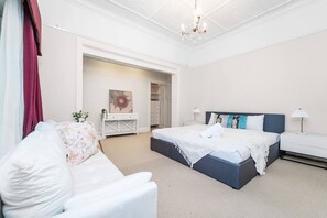 Iron/ironing board, WiFi, bed sheets - Stathfield Stylish 6br house with Pool/Tennis (Strathfield)