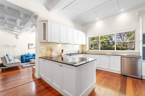 Fridge, microwave, oven, stovetop - Stathfield Stylish 6br house with Pool/Tennis (Strathfield)
