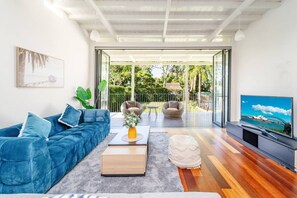 TV - Stathfield Stylish 6br house with Pool/Tennis (Strathfield)