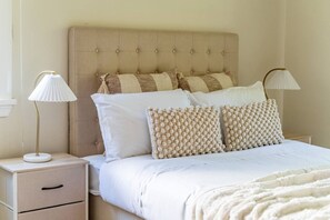 6 bedrooms, iron/ironing board, WiFi, bed sheets - Stathfield Stylish 6br house with Pool/Tennis (Strathfield)