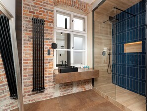 Shower, hair dryer, towels - Świętej Gertrudy Chic Apartment (Kraków)