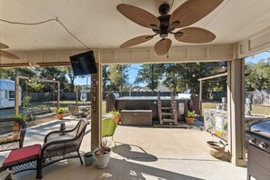 Terrace/patio - 3 Bedroom Home with Hot Tub, 7 Miles to the Beach (Foley)