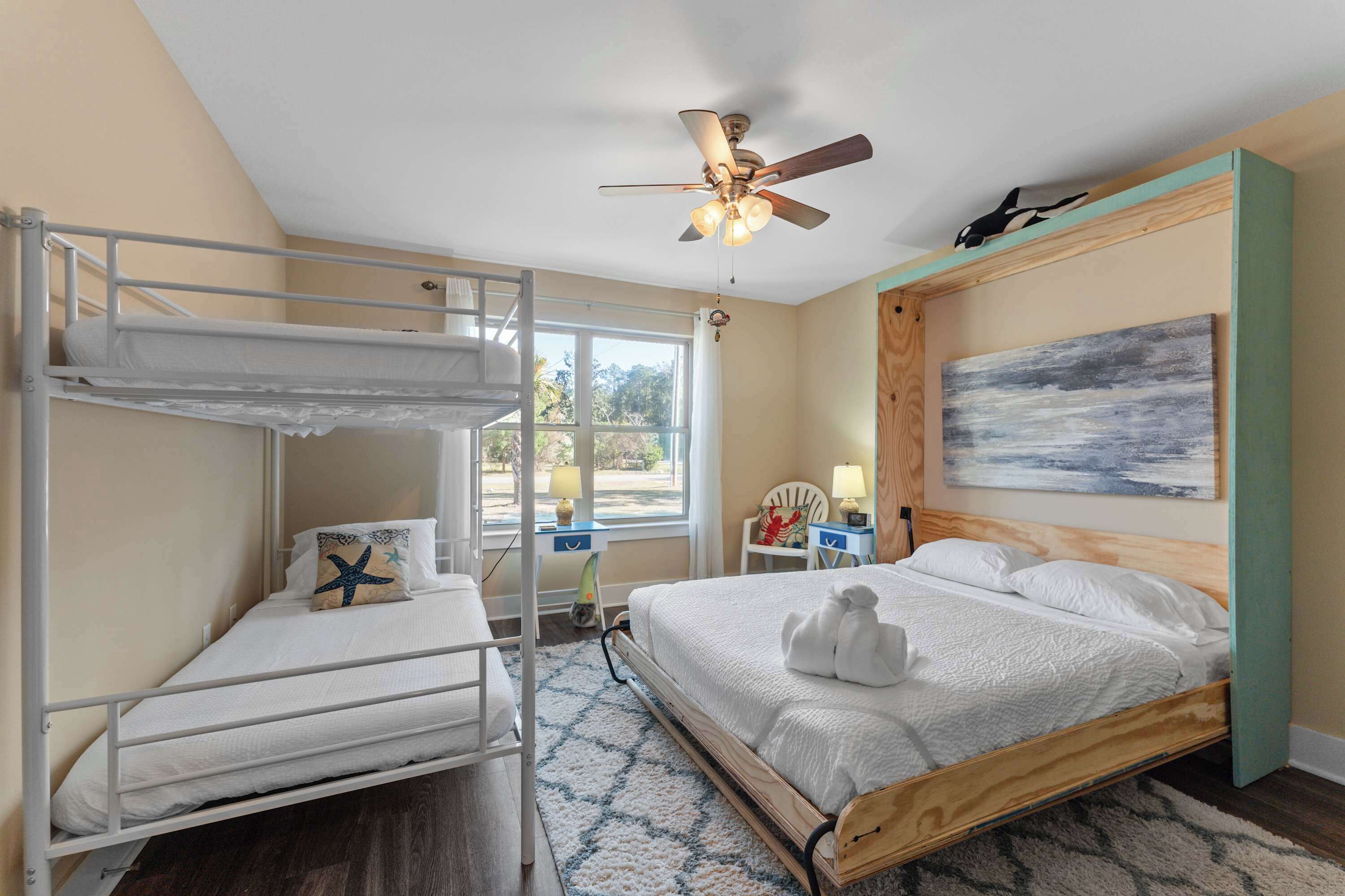 3 habitaciones, tabla de planchar con plancha, wifi y ropa de cama 