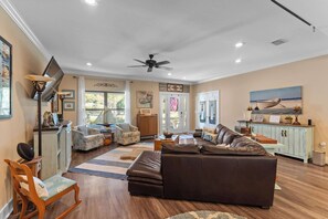 TV, stereo - 3 Bedroom Home with Hot Tub, 7 Miles to the Beach (Foley)