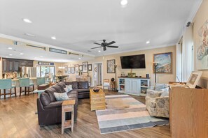 TV, stereo - Foley 3BR-2BA - Hot Tub - 7 Miles to Beach (Foley)