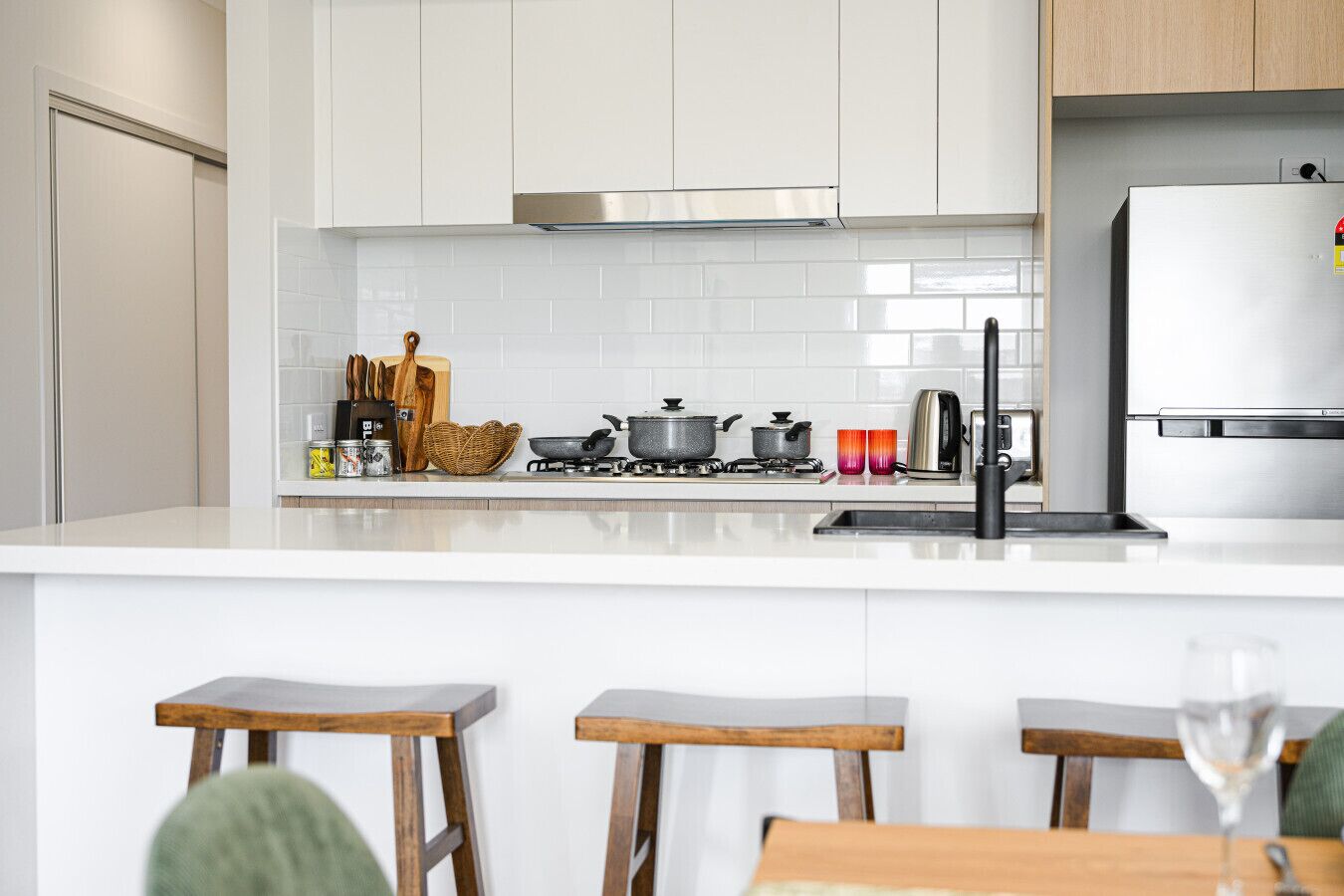 Kylskåp, mikrovågsugn, ugn och spishäll