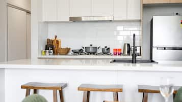 Kylskåp, mikrovågsugn, ugn och spishäll