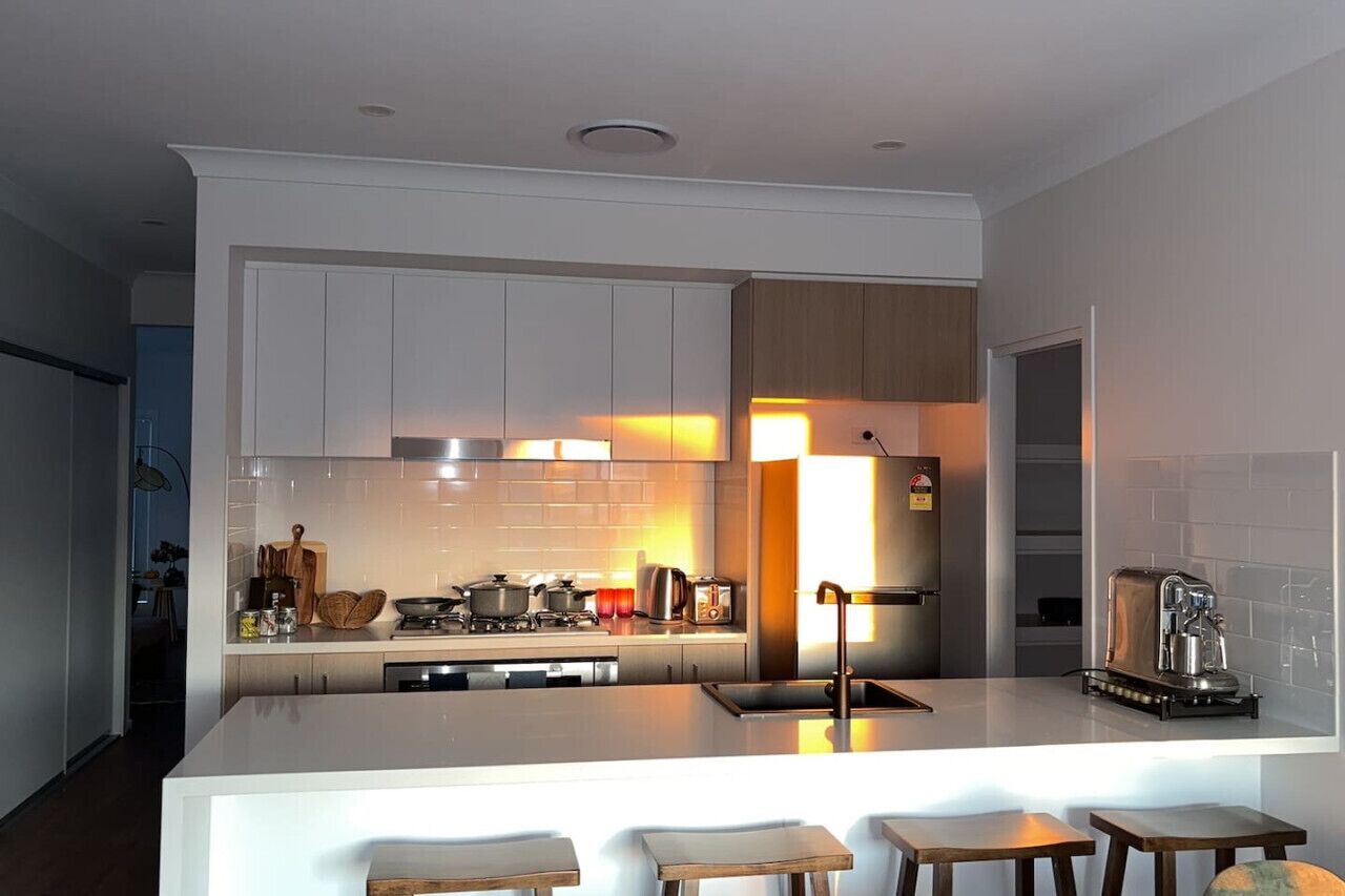 Kjøleskap, ovn, oppvaskmaskin og kjøkkenutstyr