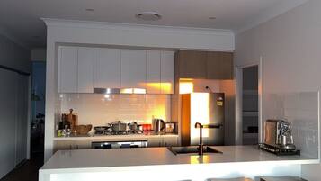 Kjøleskap, ovn, oppvaskmaskin og kjøkkenutstyr