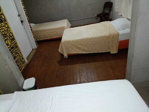 8 habitaciones, tabla de planchar con plancha, wifi y ropa de cama 