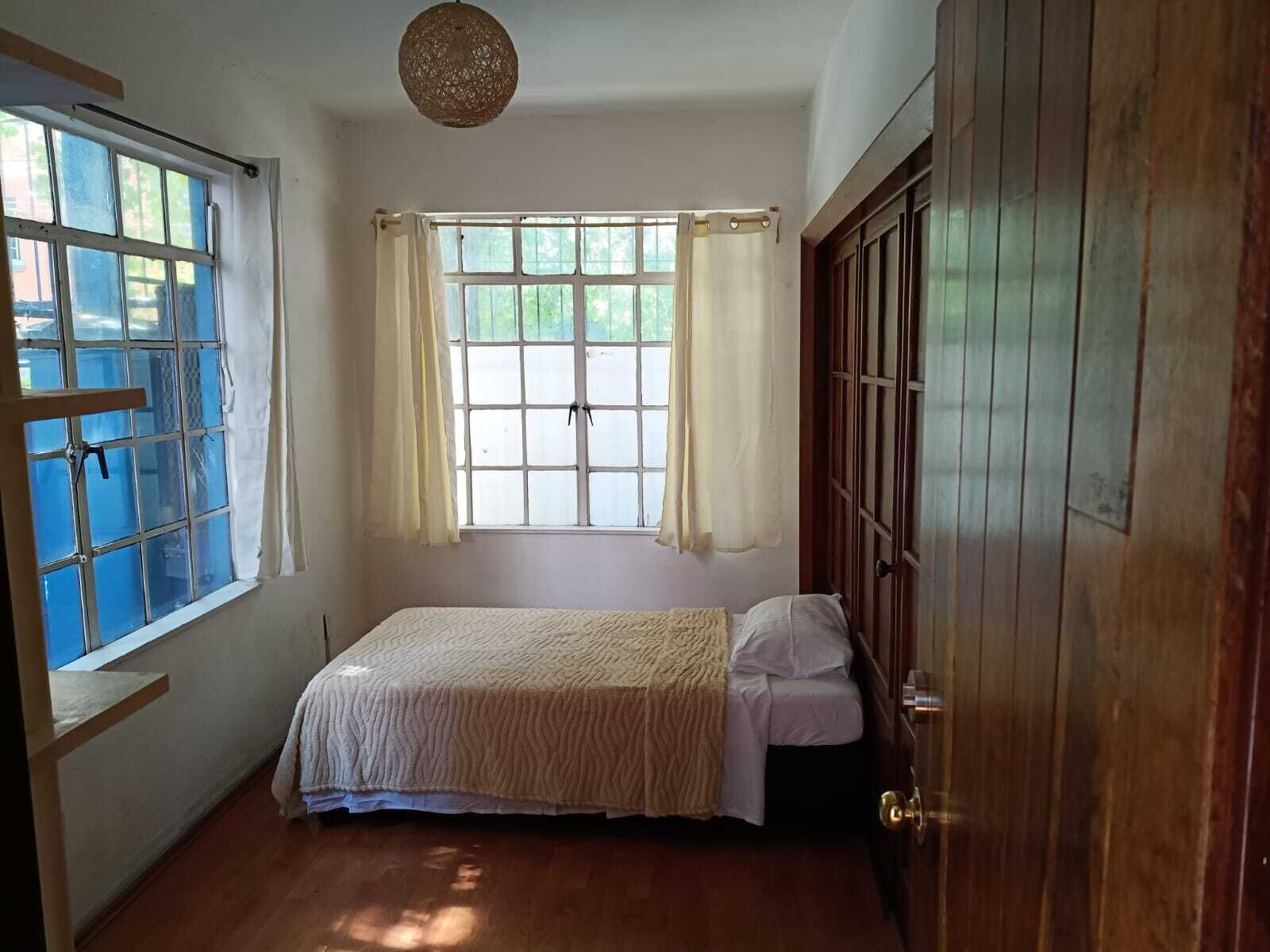 8 habitaciones, tabla de planchar con plancha, wifi y ropa de cama 