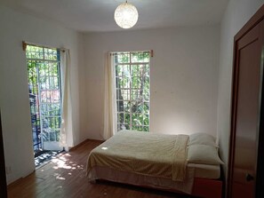 8 habitaciones, escritorio, tabla de planchar con plancha y wifi gratis 