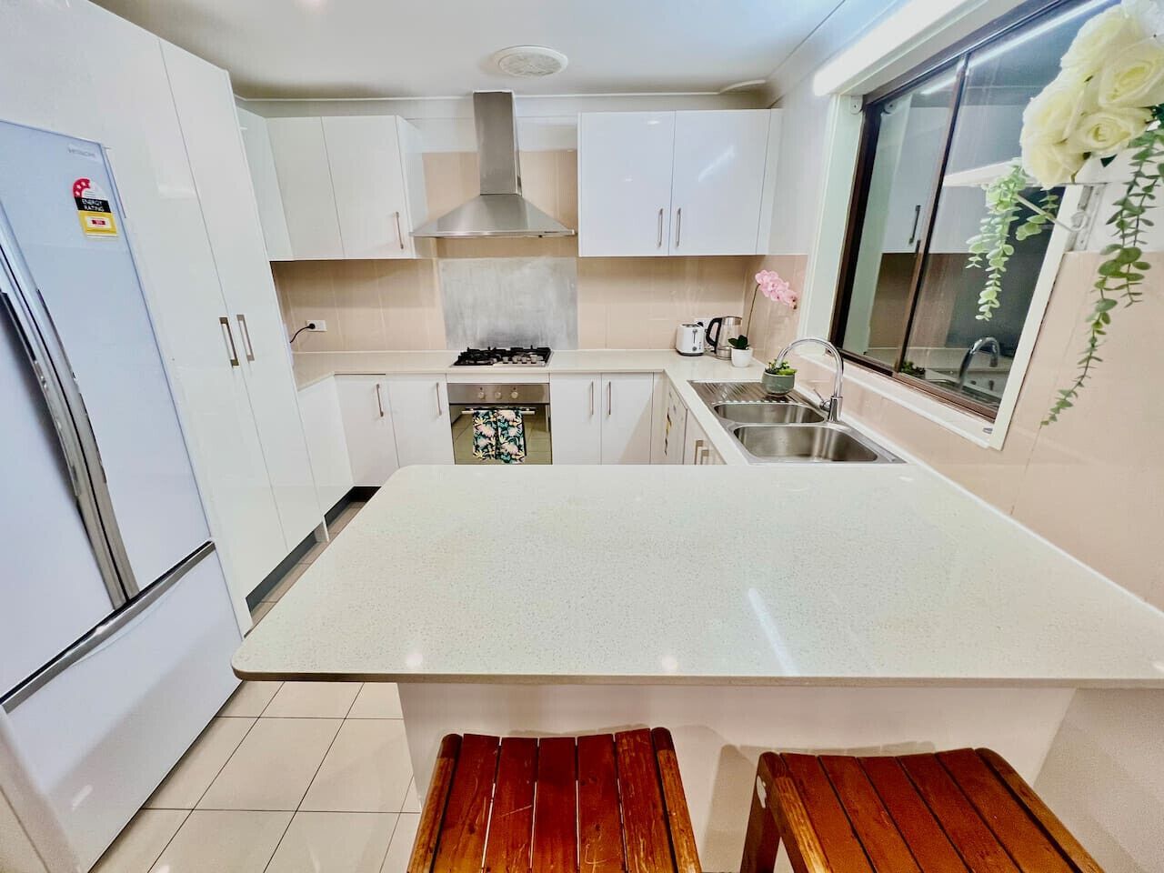 Kylskåp, mikrovågsugn, ugn och spishäll