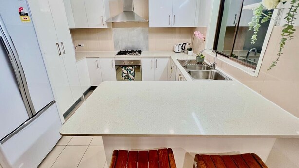 Private kitchen - Hornsby 5BR Peaceful Oasis with Wifi & Garage (Hornsby)